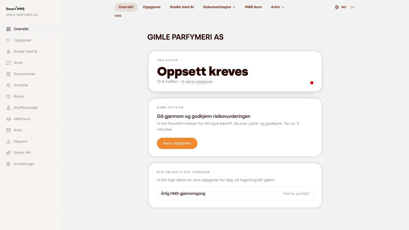 The Smart HMS dashboard for a company: a sidebar of HSE areas beside an HSE status card reading "Oppsett kreves" at ten per cent complete, a single next action, and the follow-up tasks the system has scheduled